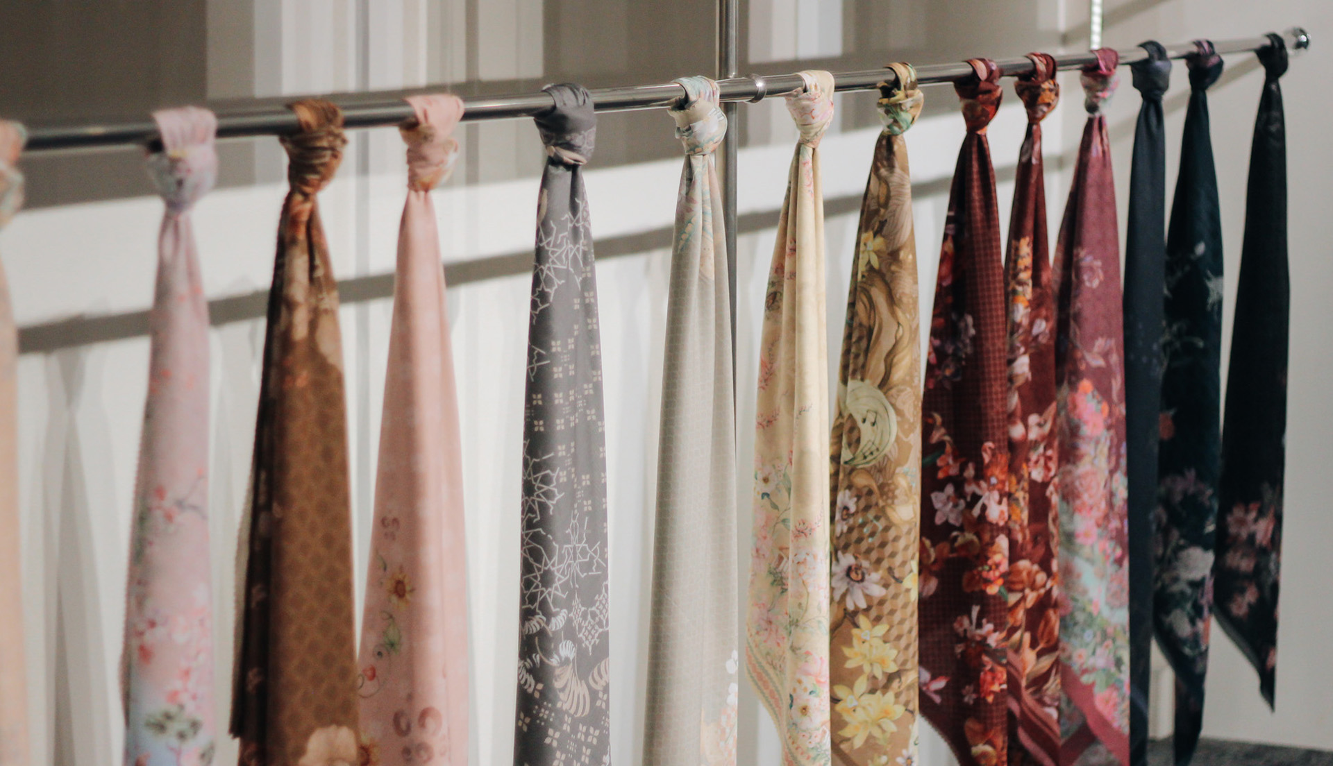 display koleksi hijab printing